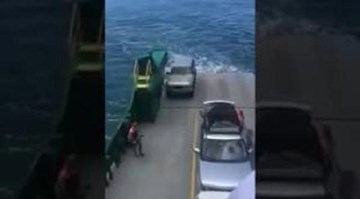 Xe hơi bất ngờ trôi tuột khỏi phà rơi xuống biển