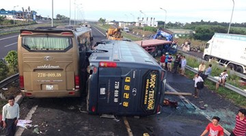Tai nạn liên hoàn trên cao tốc, 1 người chết, 17 người bị thương