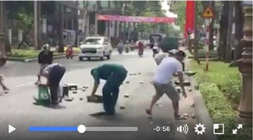 Xôn xao clip người dân Vũng Tàu gom bia giúp tài xế xe tải