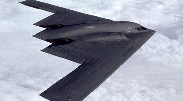 Máy bay tàng hình B-2 Mỹ, trị giá 2,1 tỉ USD lượn sát đất