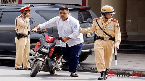 Người vi phạm giao thông hết đường “gọi điện cho người thân”