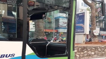 Buýt nhanh BRT gặp tai nạn đầu tiên tại Hà Nội