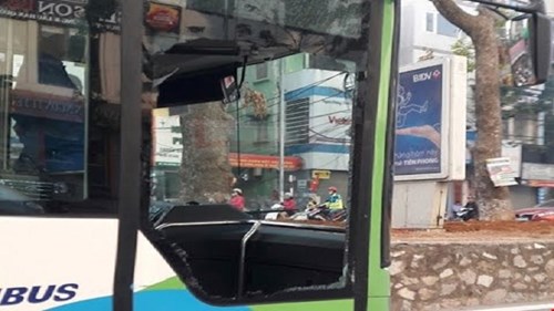 Buýt nhanh BRT gặp tai nạn đầu tiên tại Hà Nội
