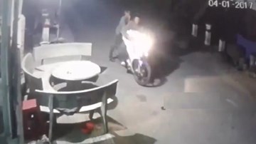 Hai 'cẩu tặc' dùng súng điện trộm chó trong chớp mắt