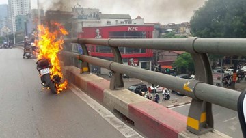 Đang chạy, xe máy bốc cháy đùng đùng trên cầu vượt