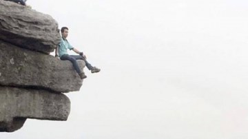 Cược tính mạng khi leo lên mỏm núi đá chồng chênh vênh ở Quảng Yên