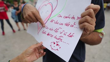 Nghẹn ngào với hành động xin lỗi mẹ của Chủ tịch Cộng đồng điếc câm TP.HCM