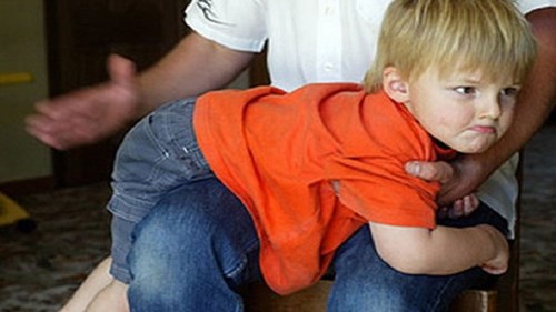Pháp: Cấm bố mẹ đánh vào mông con