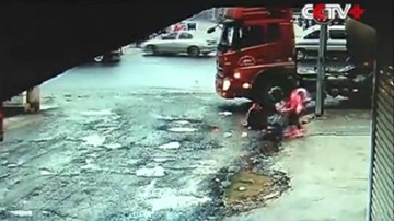 Đứng tim khoảnh khắc xe tải lao như điên, suýt 'nuốt' 2 bé gái vào gầm