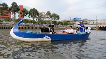 Du khách đi thuyền trên kênh Nhiêu Lộc-Thị nghè bị ném đá