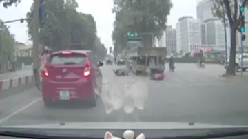 Camera ghi những pha thoát chết hy hữu sau tai nạn