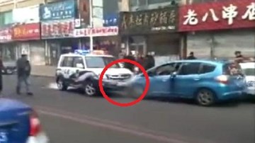 Phụ nữ vi phạm hùng hổ húc xe, ném đá vào xe cảnh sát