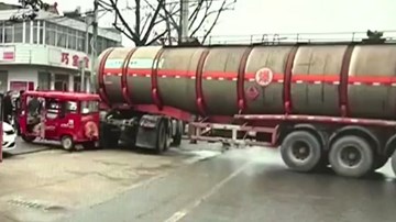 Hai bé gái thoát chết gang tấc khi container đâm sầm vào người