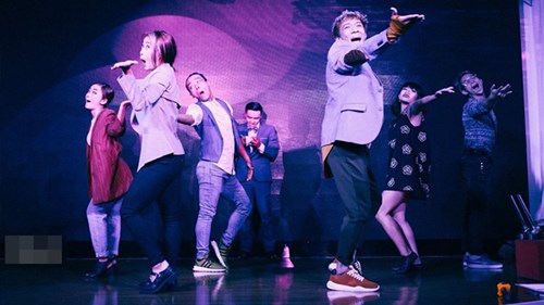 Chú rể biểu diễn hit 