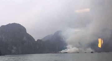 Tàu du lịch cháy dữ dội trên vịnh Hạ Long