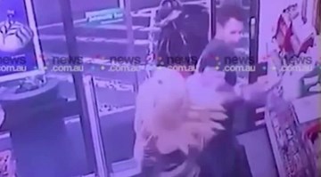 Cô gái vô cớ vác rìu chém nứt sọ khách hàng trong tiệm tạp hóa