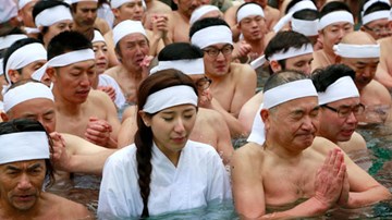 Đàn ông Nhật đóng khố, tắm nước đá đón năm mới