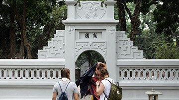 Quét vôi mới di tích Văn Miếu - Quốc Tử Giám: Có đáng bị chỉ trích?