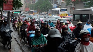 Hà Nội tắc đường mọi ngả vì mưa lớn