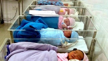 Vợ chồng được tự quyết số con: Hiểu sao cho đúng?