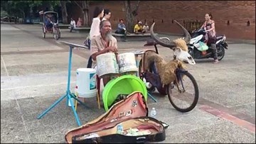 Chế nhạc từ xô chậu, cụ ông hát 