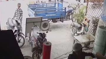 Trộm liều lĩnh ăn cắp xe máy trước mặt chủ nhà
