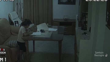 Lắp camera ở nhà để yên tâm hơn về con gái, ông bố sởn da gà khi xem