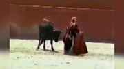 Kinh hãi khoảnh khắc bò tót nhảy chồm lên người nữ đấu sĩ