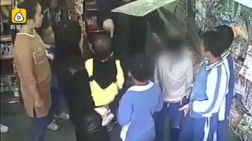 Chú ruột xách cổ, thẳng tay ném cháu gái đập mặt vào kệ sắt siêu thị