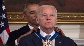 Phó tổng thống Mỹ rơi lệ nhận huân chương từ Obama