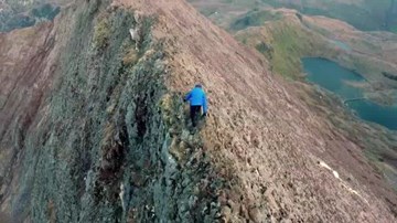 Chàng trai mạo hiểm chạy nhảy trên đỉnh núi gần 1000 mét