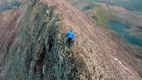 Chàng trai mạo hiểm chạy nhảy trên đỉnh núi gần 1000 mét