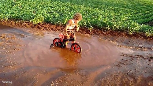 Clip cậu bé nghịch trong vũng nước khiến phụ huynh tranh cãi