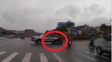 Xe máy phóng kiểu tự sát, lao vào đầu xe bán tải