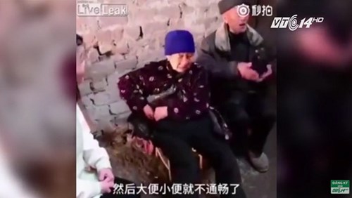 Kỳ lạ cụ bà 20 năm cất ruột trong túi nilon