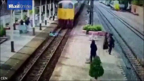 Thanh niên lao ra giữa đường ray khi đoàn tàu chạy tới và cái kết không ngờ