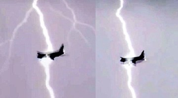 Khoảnh khắc kinh hoàng chiếc máy bay Boeing 747 bị sét đánh trúng giữa trời