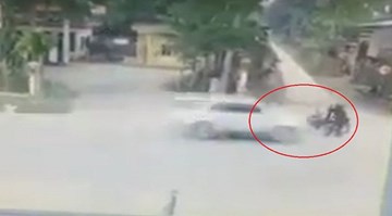 Đang đứng ven đường mở cốp xe máy, người đàn ông bị ô tô tông văng