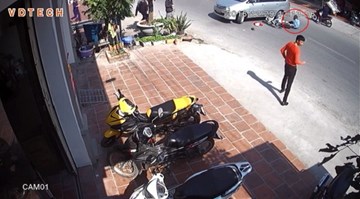 Cô gái đi xe đạp điện đâm vào sườn Toyota Innova đang quay đầu