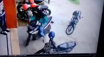 Clip phụ nữ chật vật quay đầu xe gây 'bão' mạng