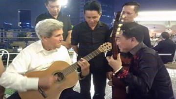 Ngoại trưởng Mỹ John Kerry chơi đàn ghita trong chuyến thăm TP. Hồ Chí Minh