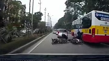 Người phụ nữ bám sườn xe, thoát chết sau khi trượt theo xe buýt đang chạy
