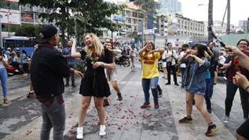 Màn cầu hôn lãng mạn của trai trẻ dành cho bạn gái hơn 7 tuổi gây sốt