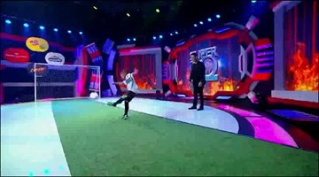 Cậu bé 7 tuổi sút trúng xà ngang 3 lần