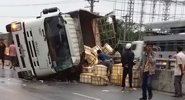 Cần Thơ: Xe tải chở hàng chục tấn cua gặp nạn, dân ùa ra 'hôi của'