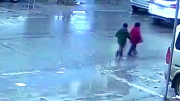 Cặp song sinh thoát chết thần kỳ sau khi bị ô tô đè nghiến lên người