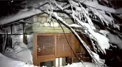 Tuyết lở chôn vùi khách sạn ở Ý, 30 người nghi thiệt mạng