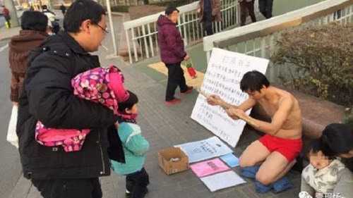 Bố quỳ gối chịu đòn roi trên phố để có tiền mổ mắt cho con
