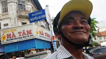 Bác xe ôm nói tiếng Anh khiến nhiều bạn trẻ phải ‘chào thua’