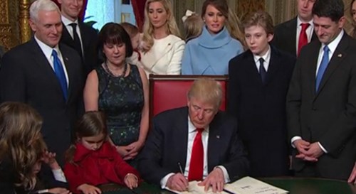 Ngay sau khi nhậm chức, tổng thống Donald Trump ký 3 văn bản đầu tiên